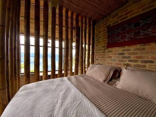 Llit o llits en una habitació de Suite entre los árboles Hotel Portal 360