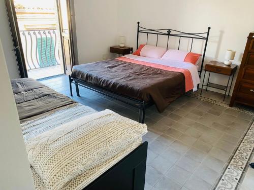 1 dormitorio con 2 camas en una habitación en RESIDENZA IN PIAZZETTA, en Vasto