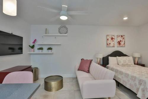 sala de estar con sofá y cama en Quaint and Peaceful Efficiency en Tampa