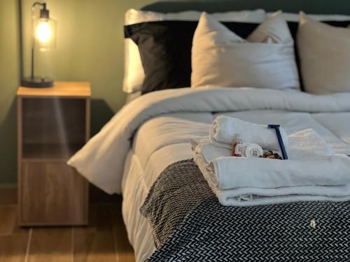 a bed with white sheets and towels on it at Coyote Apartamento Centro in La Paz