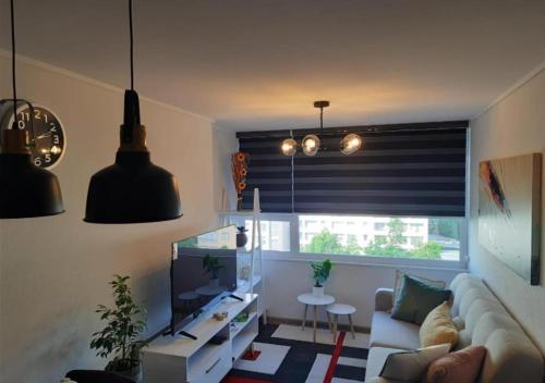 康塞普西翁的住宿－Departamento Excelente Ubicación，带沙发和电视的客厅