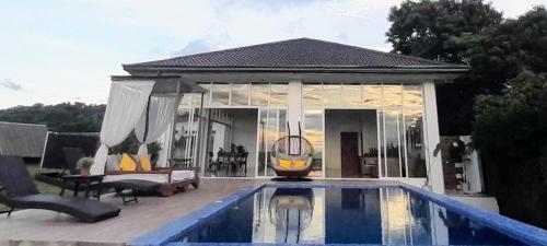 una casa con piscina frente a una casa en Teresa's Farm Grand Pool Villa en Lian