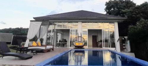 Bazén v ubytování Teresa's Farm Grand Pool Villa nebo v jeho okolí