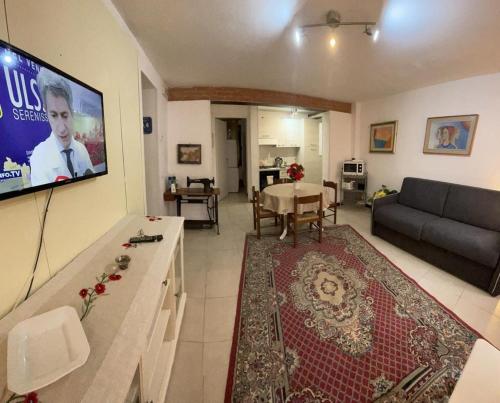 Una televisión o centro de entretenimiento en Exclusive only for you