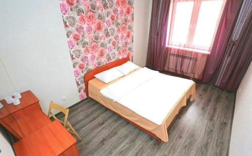 Dormitorio pequeño con cama y mesa en VIP apart 379, en Tiflis