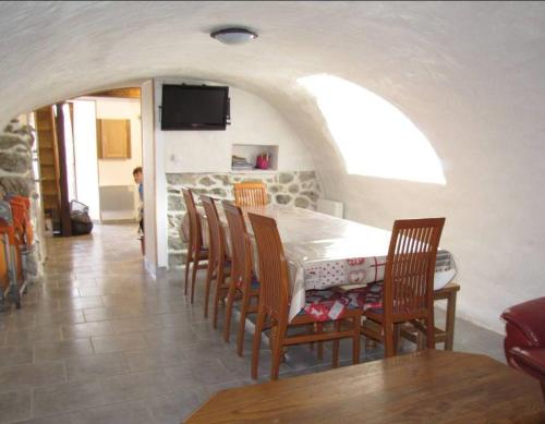 une salle à manger avec une table et des chaises dans l'établissement Sublime maison 15 personnes, à Saint-Gervais-les-Bains