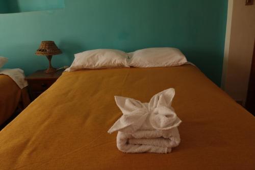 a towel animal made out of towels on a bed at Casa D´Maria in Ollantaytambo