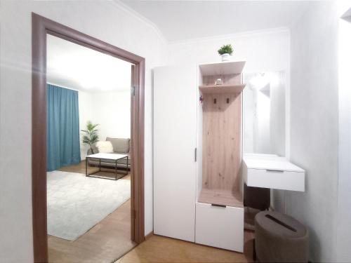 a bathroom with a toilet and a sink and a mirror at 1 кімнатні просторі апартаменти біля Сіті- центру 2 поверх 9 поверхового будинку in Mykolaiv