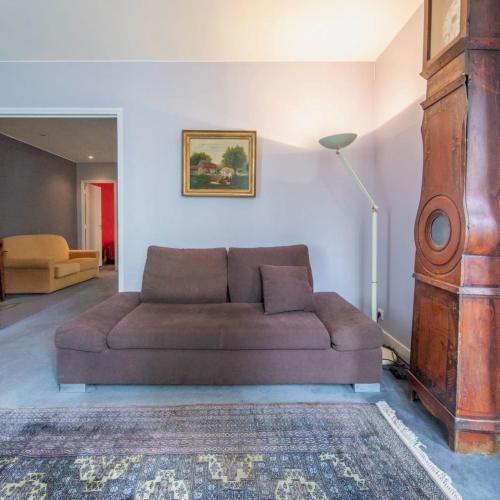 - un salon doté d'un canapé brun dans l'établissement Spacious 1 Bedroom Apartment in Paris, à Paris