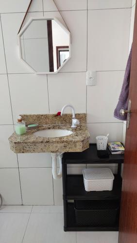 bagno con lavandino e specchio di Apto Santorini a Lauro de Freitas