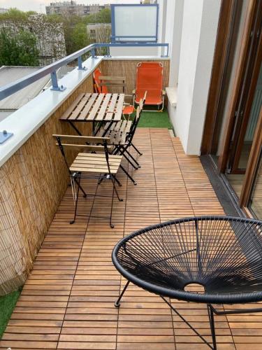 un patio avec une table et des chaises sur un balcon dans l'établissement 2 bedroom Apartment + Parking, à Saint-Denis