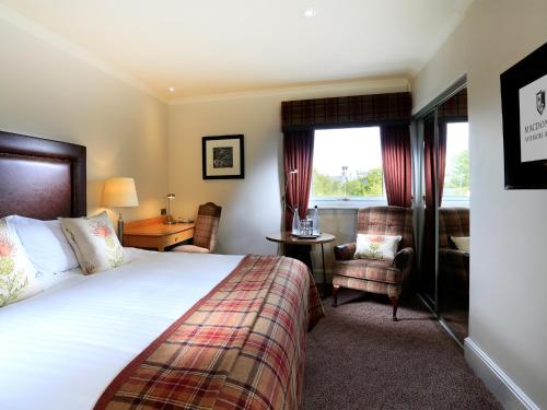 Un pat sau paturi într-o cameră la Macdonald Aviemore Hotel at Macdonald Aviemore Resort