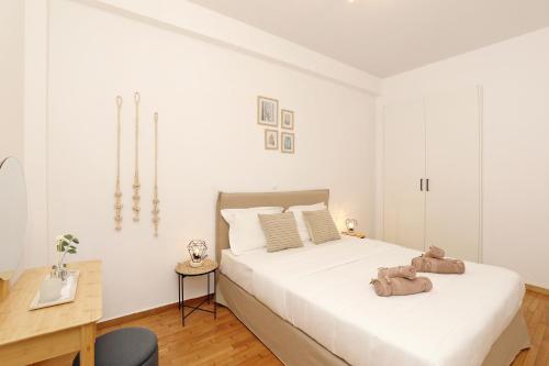 Golden Acropolis 3BD apartment