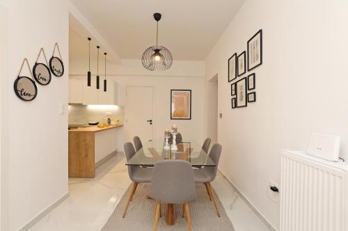 Golden Acropolis 3BD apartment