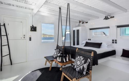 ポロニアにあるCaptain Zepposの白い部屋のベッドルーム1室(ベッド1台付)