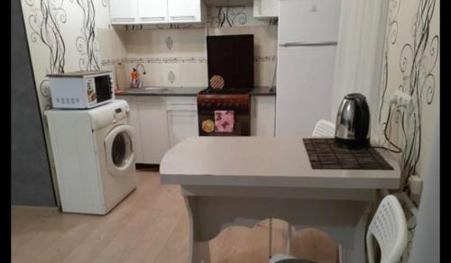 eine kleine Küche mit einer Theke und einer Mikrowelle in der Unterkunft VIP apart 384 in Tbilisi City