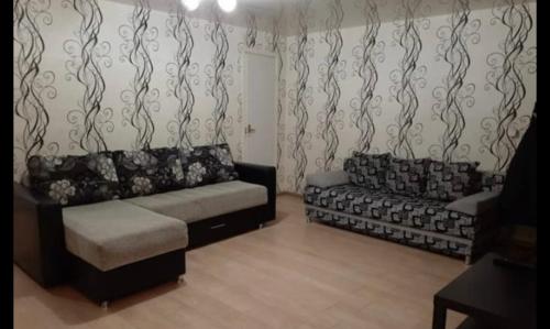 ein Wohnzimmer mit 2 Sofas und einem Sofa in der Unterkunft VIP apart 384 in Tbilisi City