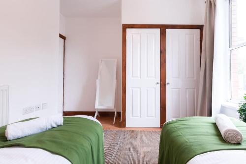 En eller flere senger på et rom på Noir - 2 Bedroom Flat - Sleeps 5 with Parking