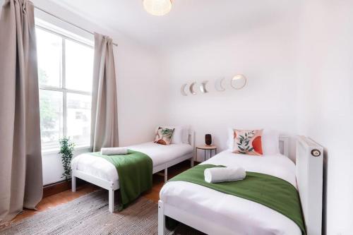 una camera con due letti e una finestra di Noir - 2 Bedroom Flat - Sleeps 5 with Parking a Southampton