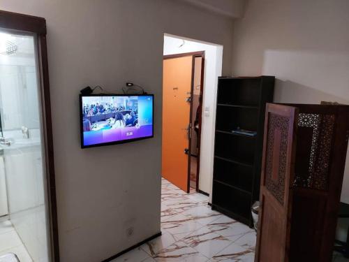 uma televisão na parede de uma casa de banho em Appartement au centre de Rabat à Hassan. em Rabat