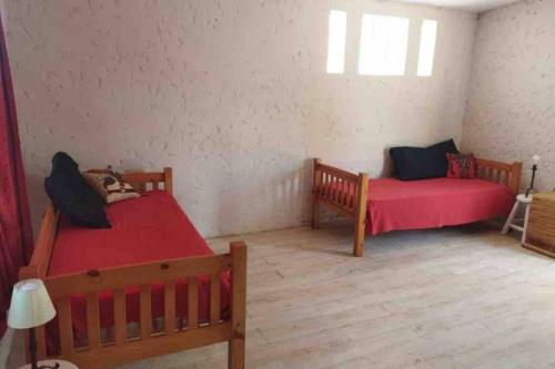 a bedroom with two beds and a couch at Casa en Valizas a 250m del mar in Barra de Valizas