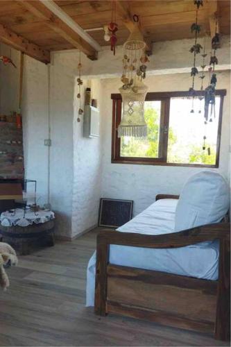 a bedroom with a bed in a room with a window at Casa en Valizas a 250m del mar in Barra de Valizas