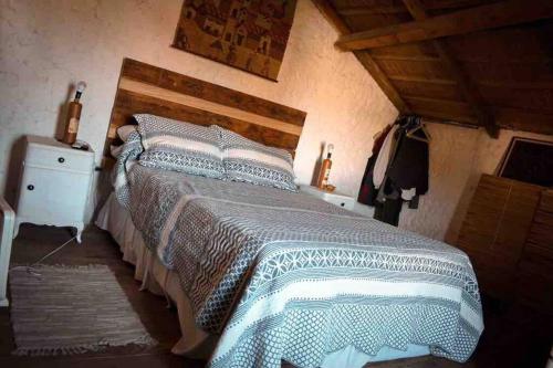 a bedroom with a large bed with a wooden headboard at Casa en Valizas a 250m del mar in Barra de Valizas