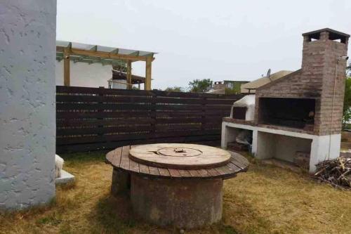 a pizza oven sitting on top of a table at Casa en Valizas a 250m del mar in Barra de Valizas