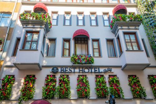 un bâtiment blanc avec des boîtes de fleurs sur lui dans l'établissement BEST HOTEL KADIKOY, à Istanbul