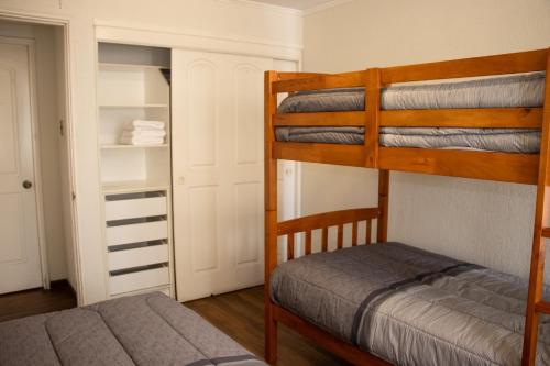 1 dormitorio con 2 literas y armario en Departamento royal marine, en Iquique