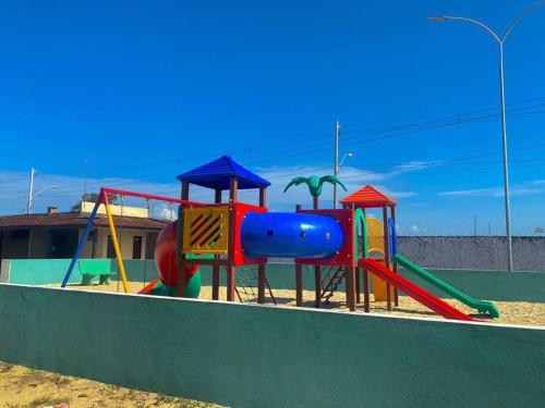 um parque infantil com escorrega na areia em Casa no Condomínio Jardim Europa em Macapá