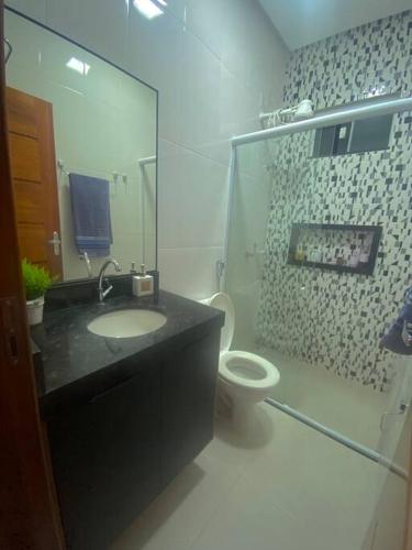 a bathroom with a sink and a toilet at Casa no Condomínio Jardim Europa in Macapá