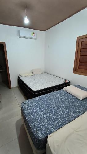 Habitación con 3 camas en una habitación en Recanto São Miguel dos Milagres, en São Miguel dos Milagres