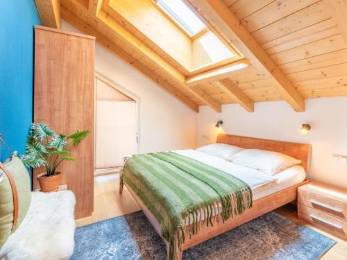 ein Schlafzimmer mit einem Bett und einem Dachfenster in der Unterkunft Drei Berge Top 7 in Saalbach-Hinterglemm