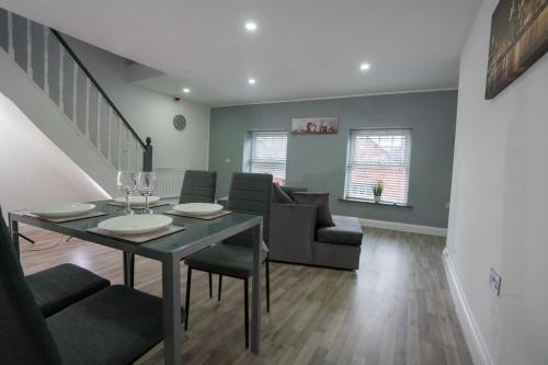 comedor y sala de estar con mesa y sillas en Modern Apartment in Liverpool City Centre, en Liverpool