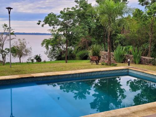 - une piscine avec vue sur l'eau dans l'établissement Casa sobre el río, à Posadas