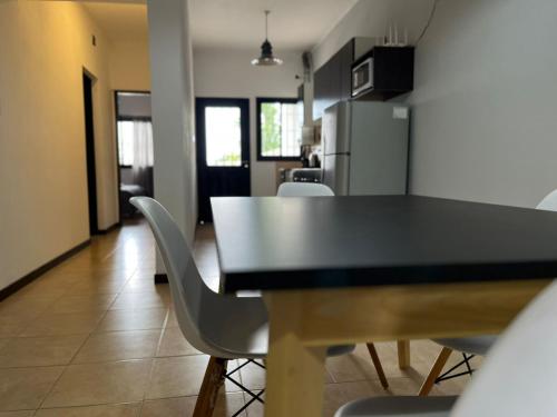 eine Küche und ein Esszimmer mit einem Tisch und Stühlen in der Unterkunft Departamento TALA - excelente nivel, con patio in San Fernando del Valle de Catamarca