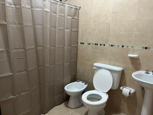 a bathroom with a toilet and a sink at Departamento TALA - excelente nivel, con patio in San Fernando del Valle de Catamarca