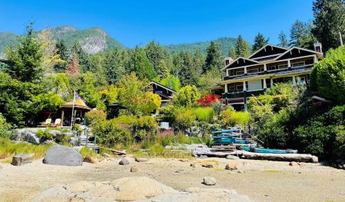 シーシェルトにあるThe Tuwanek Hotel and Spaの木々の浜辺の家