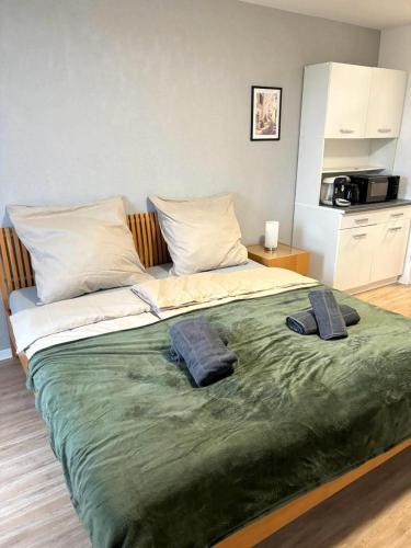 ein großes Bett mit zwei Handtüchern darüber in der Unterkunft Wohnen mit Panoramablick in Kornwestheim