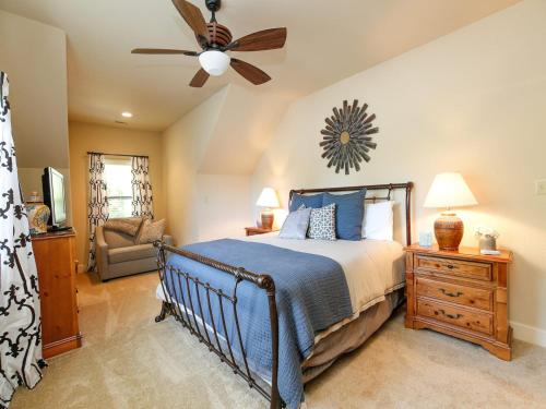 een slaapkamer met een bed en een plafondventilator bij Lake LBJ Waterfront House w/ Private Boat Slip, Swimming Area with Steps to the lake in Kingsland