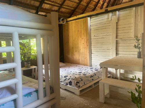 um quarto com uma cama e uma mesa num quarto em Nature Harmony Retreat in Tierra Bomba - Your Sustainable Escape 01 em Cartagena das Índias
