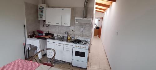 Una cocina o kitchenette en Sunny Finocchio - Up Stairs apartment
