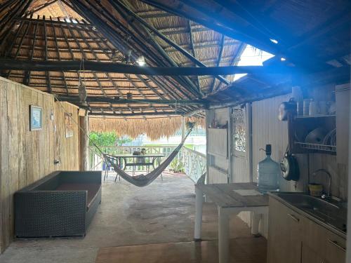 uma cozinha com rede de descanso no meio de um quarto em Nature Harmony Retreat in Tierra Bomba - Your Sustainable Escape 01 em Cartagena das Índias