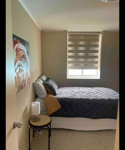 - une chambre avec un lit et une fenêtre dans l'établissement Complejo Laguna bahía Sol, à Algarrobo