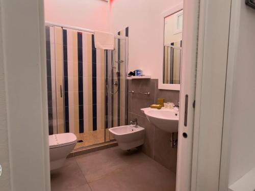 y baño con aseo, lavabo y ducha. en 309 Le Saline - Stintino, en Stintino