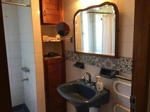 uma casa de banho com um lavatório e um espelho em Casa Santa Barbara em Godoy Cruz