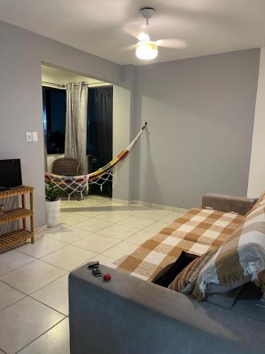 um quarto com uma cama e uma rede de descanso num quarto em Praia em Lauro de Freitas
