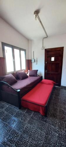1 dormitorio con 1 cama grande con manta roja en Departamento Silvi en Jesús María