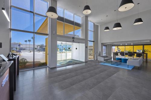 an office lobby with a view of the ocean at City Express by Marriott Hermosillo Expo in Hermosillo